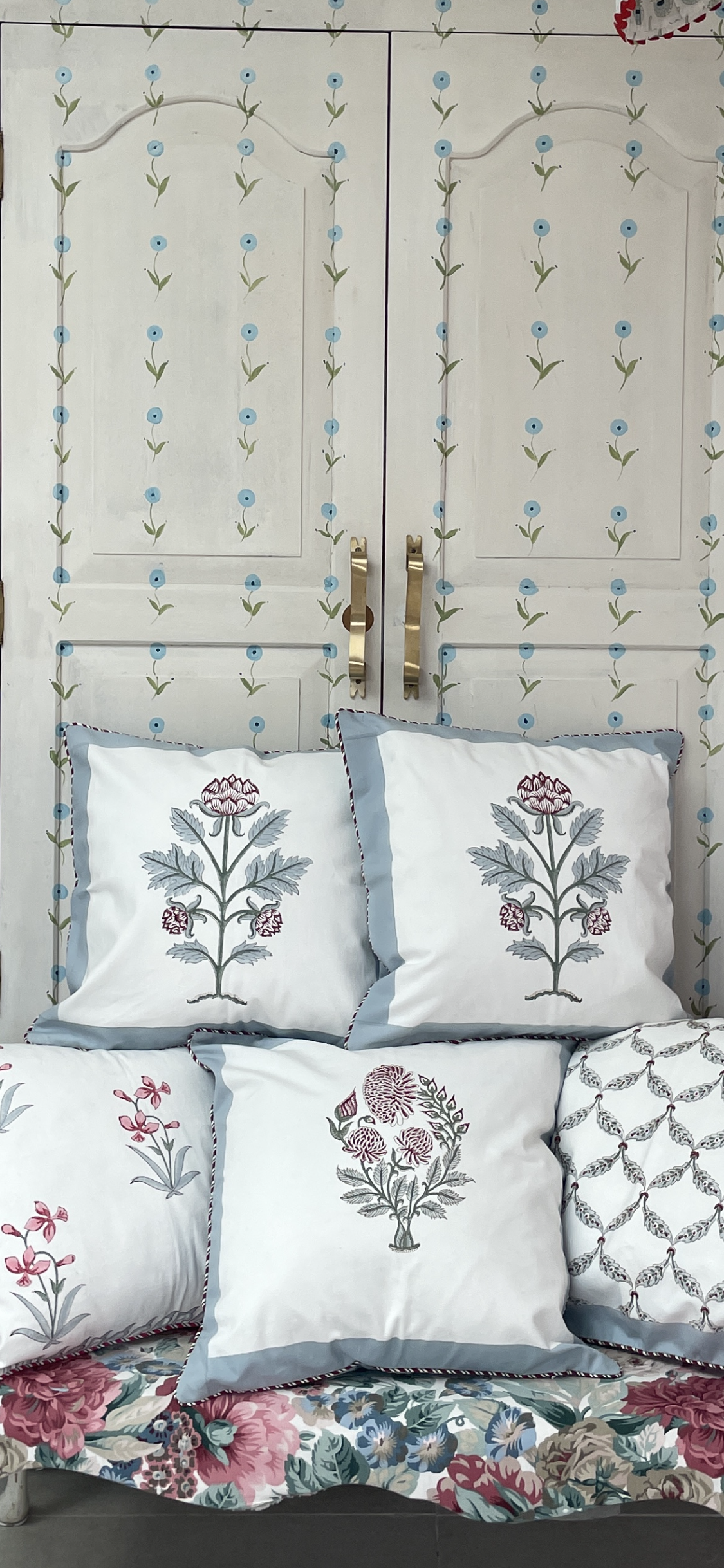 PINK FLOWER MOTIF CUSHION The Charpoy